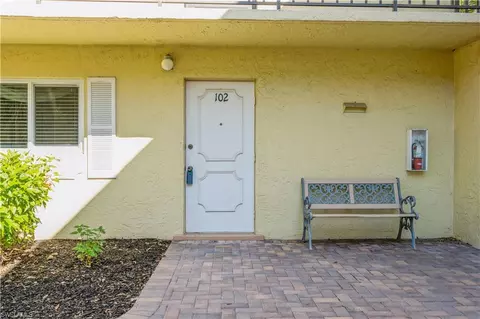 8049 Country Rd #102, Fort Myers, FL 33919