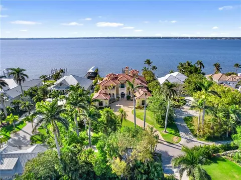 2704 Shriver Dr, Fort Myers, FL 33901