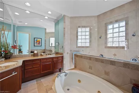 Bath - 376 Mallory Ct, Naples, FL 34110 photo 2 of 4