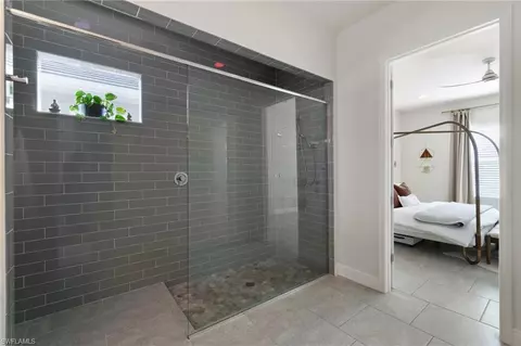 Bath - 3272 Pilot Cir, Naples, FL 34120 photo 2 of 6