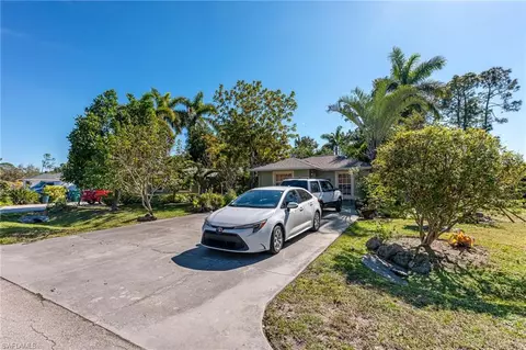 724 Pine Cone Ln, Naples, FL 34104 photo 2