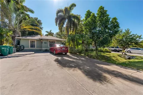 724 Pine Cone Ln, Naples, FL 34104