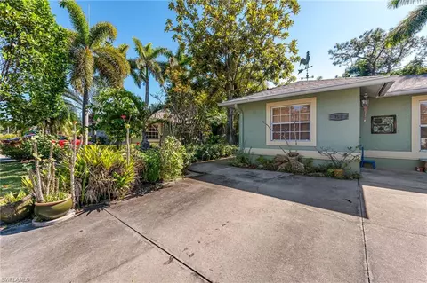724 Pine Cone Ln, Naples, FL 34104 photo 4