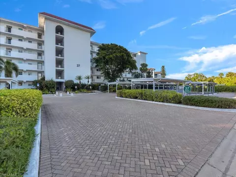 37 High Point Cir E #106, Naples, FL 34103