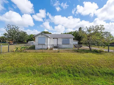 2439 Bayside St, Naples, FL 34112
