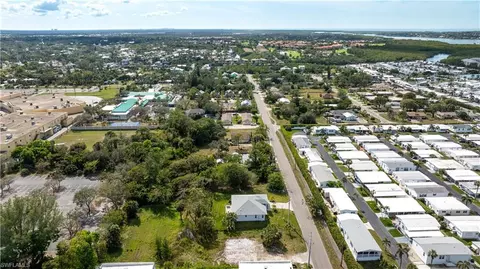 2471 Pine St, Naples, FL 34112 photo 12