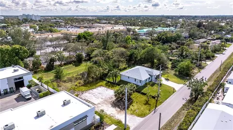 2471 Pine St, Naples, FL 34112 photo 8