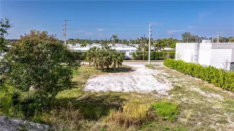 2471 Pine St, Naples, FL 34112 photo 6