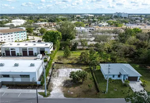 2471 Pine St, Naples, FL 34112 photo 9