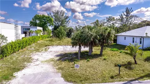 2471 Pine St, Naples, FL 34112 photo 4