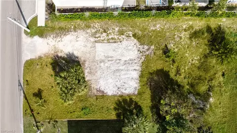 2471 Pine St, Naples, FL 34112 photo 2
