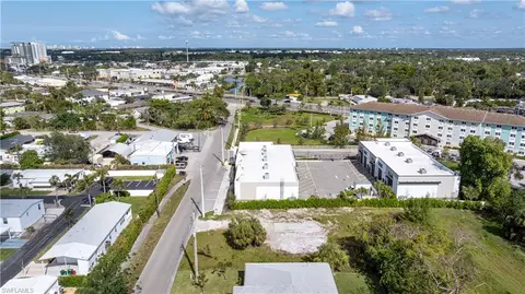 2471 Pine St, Naples, FL 34112 photo 10