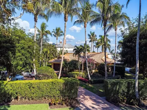 1825 Gordon Dr E, Naples, FL 34102