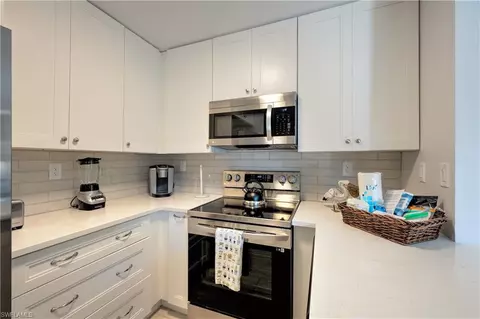 Kitchen - 655 8th Ave S #3, Naples, FL 34102 photo 3 of 9