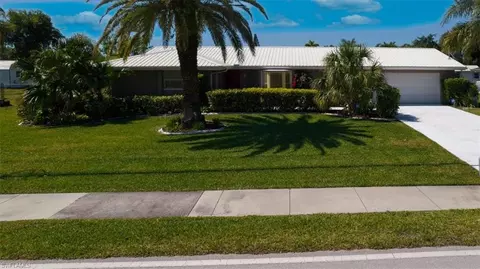 3724 Country Club Blvd, Cape Coral, FL 33904