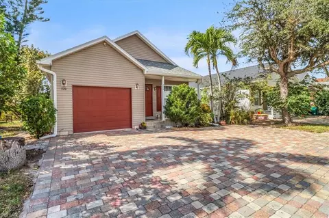 370 Leawood Cir, Naples, FL 34104