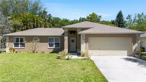 724 Grove Dr, Naples, FL 34120