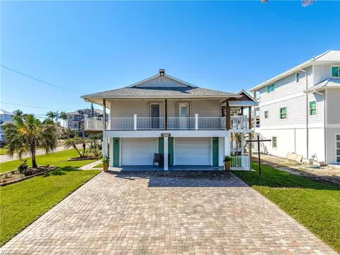 8016 Buccaneer Dr, Fort Myers Beach, FL 33931