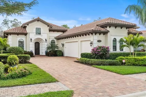 7469 Lantana Cir, Naples, FL 34119