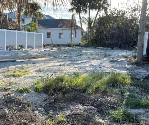 260 Miramar St, Fort Myers Beach, FL 33931