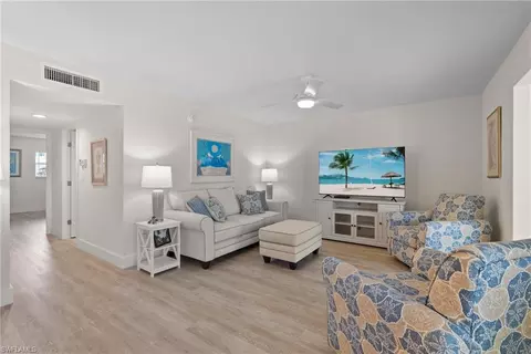 333 Harbour Dr #103, Naples, FL 34103
