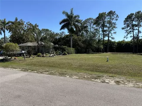734 Pine Cone Ln, Naples, FL 34104 photo 2
