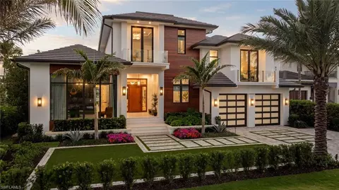 660 21st Ave S, Naples, FL 34102