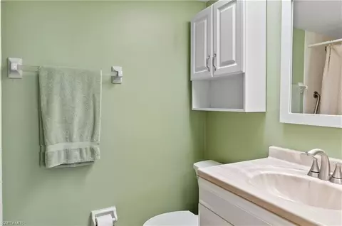 Bath - 29 High Point Cir E #508, Naples, FL 34103 photo 1 of 2