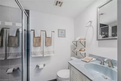 Bath - 37 High Point Cir E #607, Naples, FL 34103 photo 2 of 2