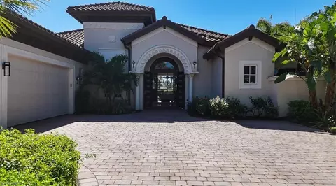 8910 Shenendoah Cir, Naples, FL 34113