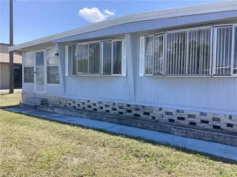 521 Charlemagne Blvd, Naples, FL 34112