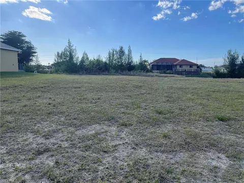 912 NE 1st Pl, Cape Coral, FL 33909