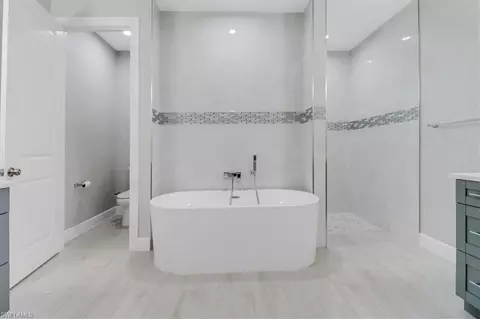Bath - 2312 4th Ave SE, Naples, FL 34117 photo 3 of 5