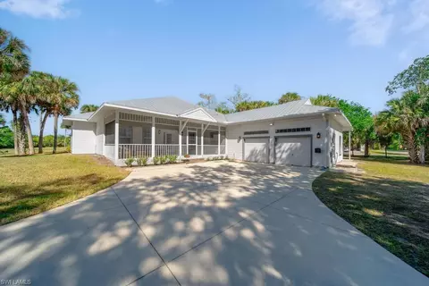 671 17th St NW, Naples, FL 34120