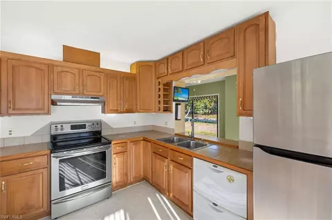 Kitchen - 4341 17th Ave SW, Naples, FL 34116 photo 4 of 4