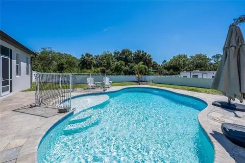 482 10th Ave NW, Naples, FL 34120