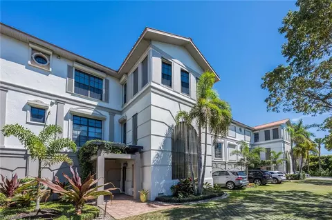 705 10th St S #204, Naples, FL 34102