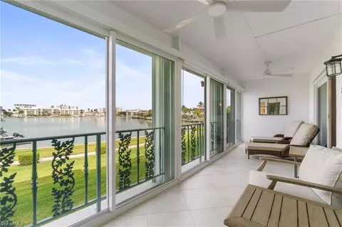 383 Harbour Dr #209, Naples, FL 34103