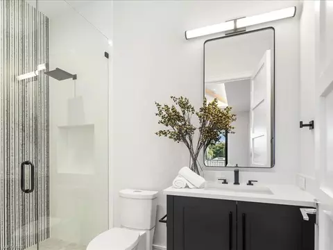Bath - 612 Binnacle Dr, Naples, FL 34103 photo 5 of 7