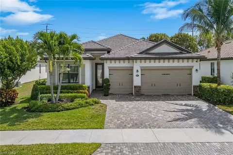 9381 Glenforest Dr, Naples, FL 34120
