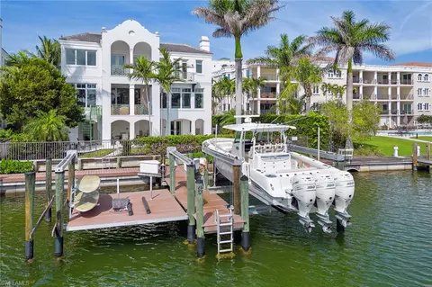 1752 Gulf Shore Blvd N #4, Naples, FL 34102