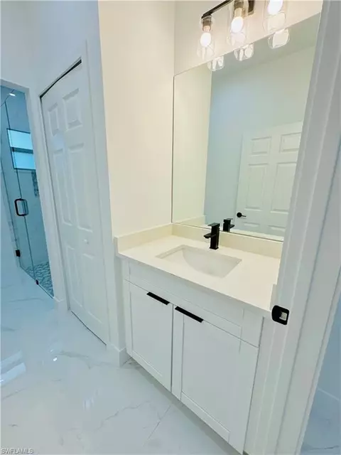 Bath - 7942 13th Pl, Labelle, FL 33935 photo 3 of 4