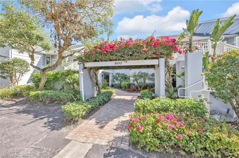 606 Courtside Dr #F201, Naples, FL 34105