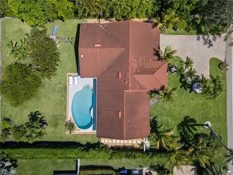 View/Area - 2085 Alamanda Dr, Naples, FL 34102 photo 2 of 2
