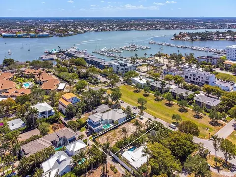 729 Broad Ave S, Naples, FL 34102