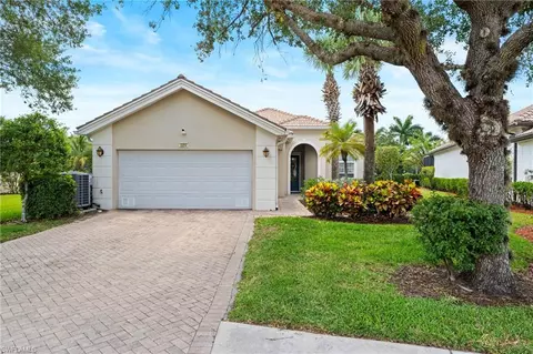 2282 Heydon Cir W, Naples, FL 34120