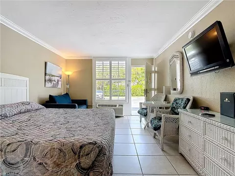2555 Tamiami Trl N #111, Naples, FL 34103