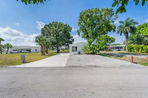 808 Renn Dr NW, Moore Haven, FL 33471 photo 2