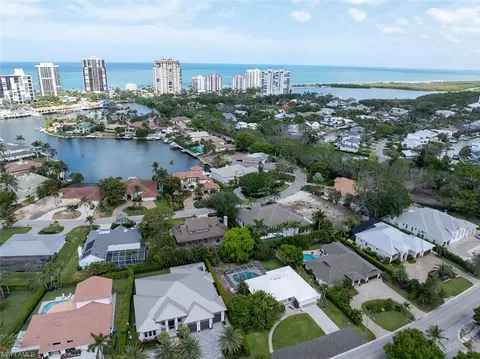 View/Area - 4711 Crayton Rd, Naples, FL 34103 photo 4 of 7