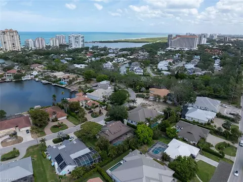 View/Area - 4711 Crayton Rd, Naples, FL 34103 photo 3 of 7